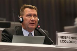 Oleg Pecheniuk (IEE, Kyrgyzstan) giving an intervention in plenary (Photo by ENB)